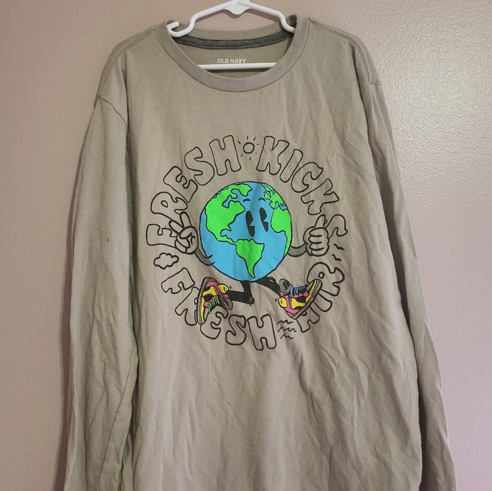 🌞 Old Navy Gray Long Sleeve with Earth Graphic